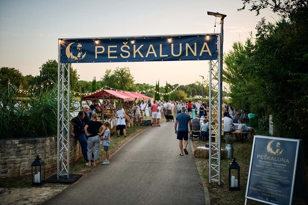 Posjetitelji na manifestaciji Peškaluna na povijesnim Perilima u Funtani uz prikaze ribarske tradicije, starih zanata i lokalne gastronomije.