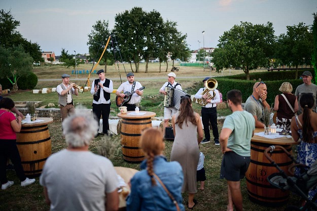 Posjetitelji na manifestaciji Peškaluna na povijesnim Perilima u Funtani uz prikaze ribarske tradicije, starih zanata i lokalne gastronomije.