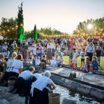 Posjetitelji na manifestaciji Peškaluna na povijesnim Perilima u Funtani uz prikaze ribarske tradicije, starih zanata i lokalne gastronomije.