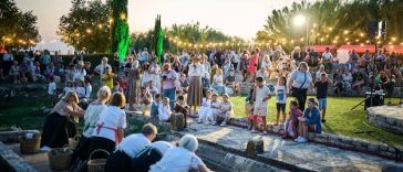 Posjetitelji na manifestaciji Peškaluna na povijesnim Perilima u Funtani uz prikaze ribarske tradicije, starih zanata i lokalne gastronomije.