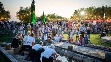 Posjetitelji na manifestaciji Peškaluna na povijesnim Perilima u Funtani uz prikaze ribarske tradicije, starih zanata i lokalne gastronomije.
