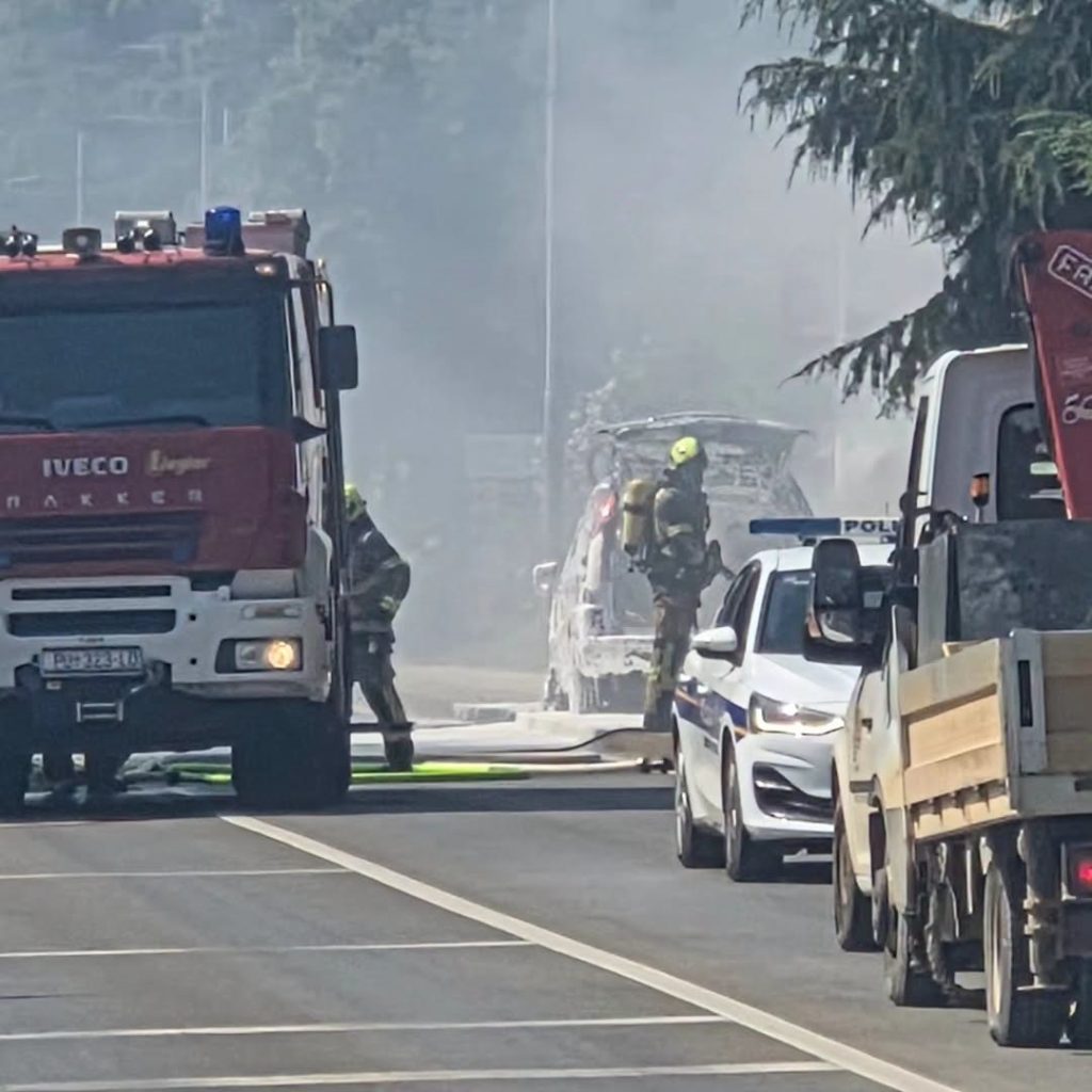 Foto Istra Terra Magica - Požar automobila u Poreču nedaleko Lakopa