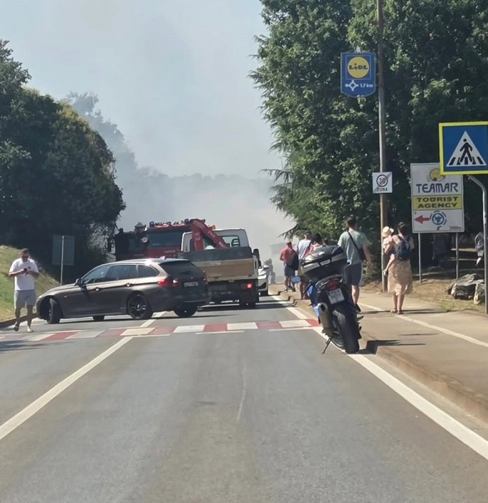 Foto Istra Terra Magica - Požar automobila u Poreču nedaleko Lakopa