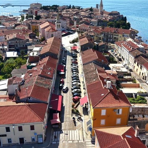 Zagrebačka ulica postaje pješačka zona u letnim mjesecima - Foto Grad Poreč