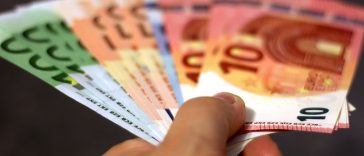 Image by moerschy from Pixabay novac keš euro euri banka financije gospodarstvo