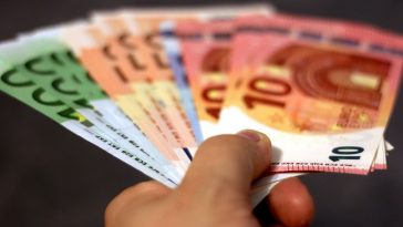 Image by moerschy from Pixabay novac keš euro euri banka financije gospodarstvo