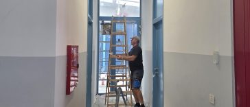 Gradonačelnik Loris Peršurić tijekom obilaska završnih radova na proširenju Osnovne škole Žbandaj.