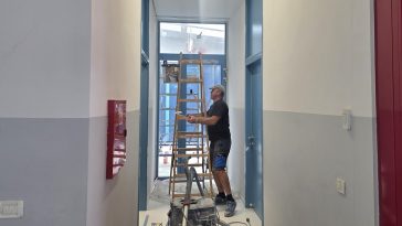 Gradonačelnik Loris Peršurić tijekom obilaska završnih radova na proširenju Osnovne škole Žbandaj.