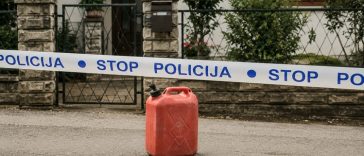 benzin vatra požar policija