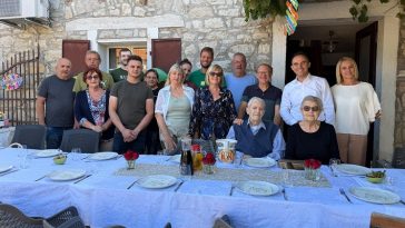 Anton Toni Pauletich iz Varvari proslavio je 100. rođendan s obitelji i susjedima.