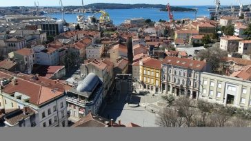 Palača Scracin (desno) na Portarati, foto Grad Pula