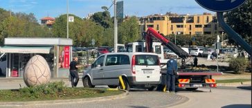 Foto Tanja Kocijančić - Pauk diže vozilo kod tržnice