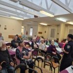 policija podučava starije osobe povodom međunarodni dan starijih osoba